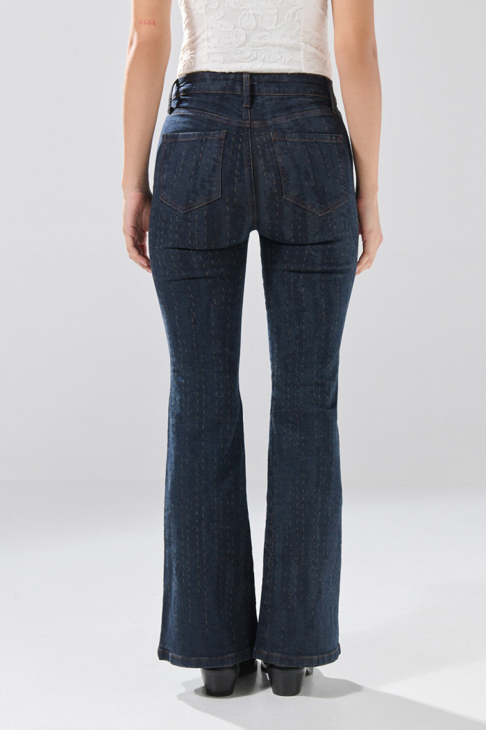 Jean flare azul intenso con bota ancha, diseños y tiro alto
