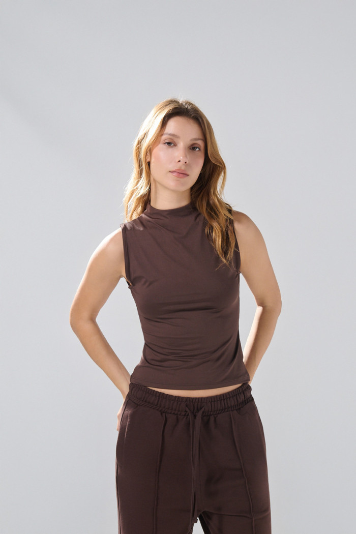 Camiseta cuello alto unicolor con manga sisa

