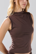 Camiseta cuello alto unicolor con manga sisa
