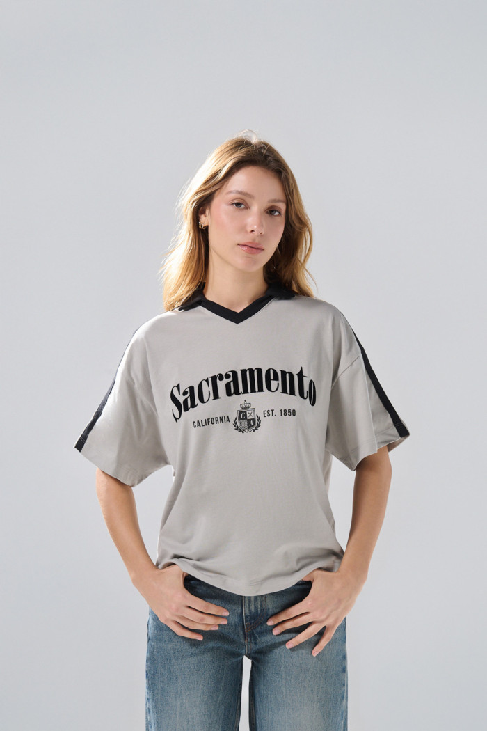 Camiseta oversize cuello V gris con estampado college
