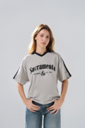 Camiseta oversize cuello V gris con estampado college

