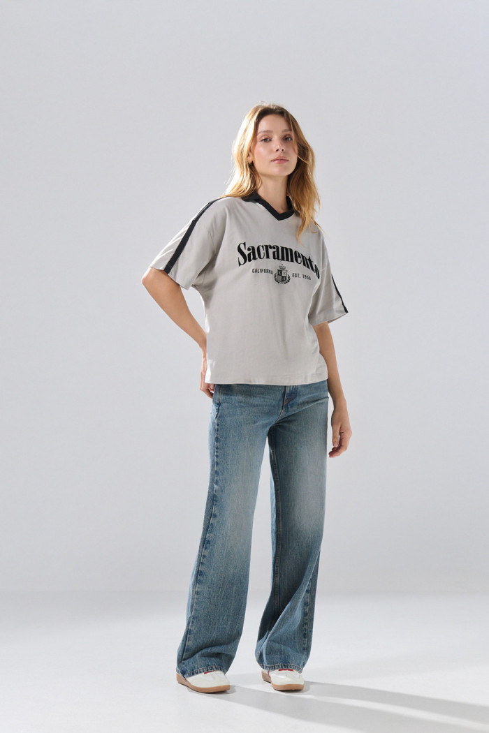Camiseta oversize cuello V gris con estampado college
