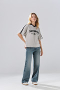 Camiseta oversize cuello V gris con estampado college
