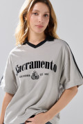 Camiseta oversize cuello V gris con estampado college
