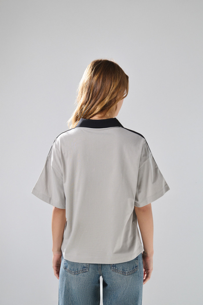 Camiseta oversize cuello V gris con estampado college
