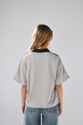 Camiseta oversize cuello V gris con estampado college
