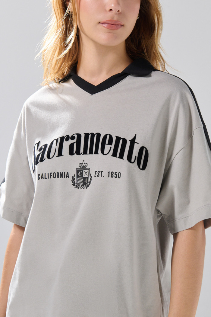 Camiseta oversize cuello V gris con estampado college
