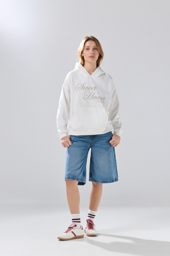 Buzo oversize crema claro con capota y diseño celestial
