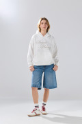 Buzo oversize crema claro con capota y diseño celestial
