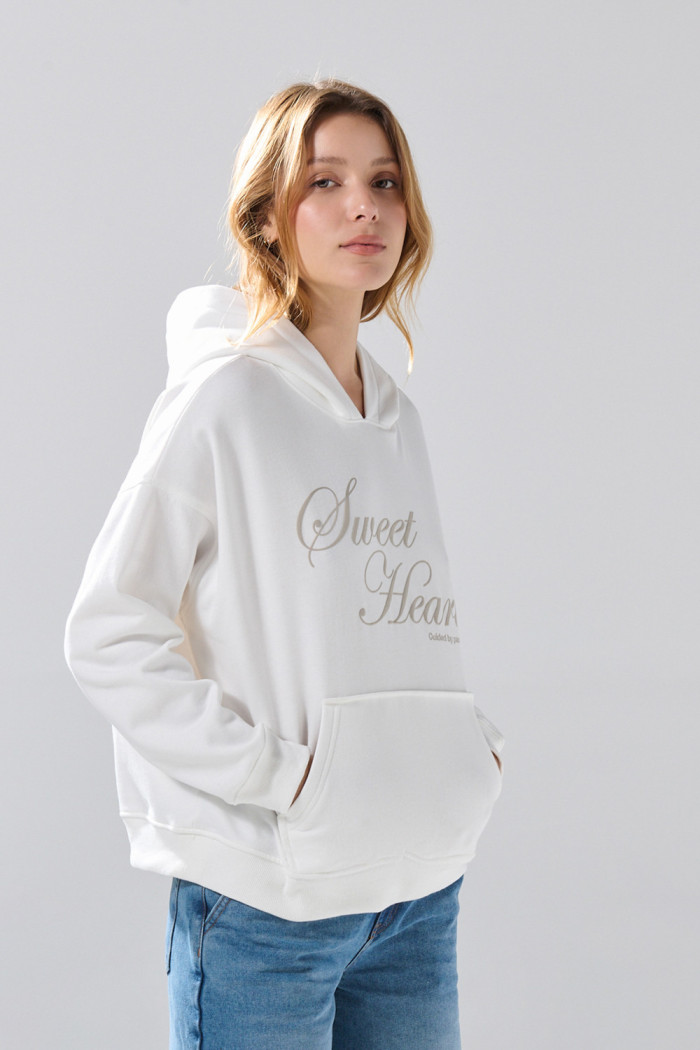 Buzo oversize crema claro con capota y diseño celestial
