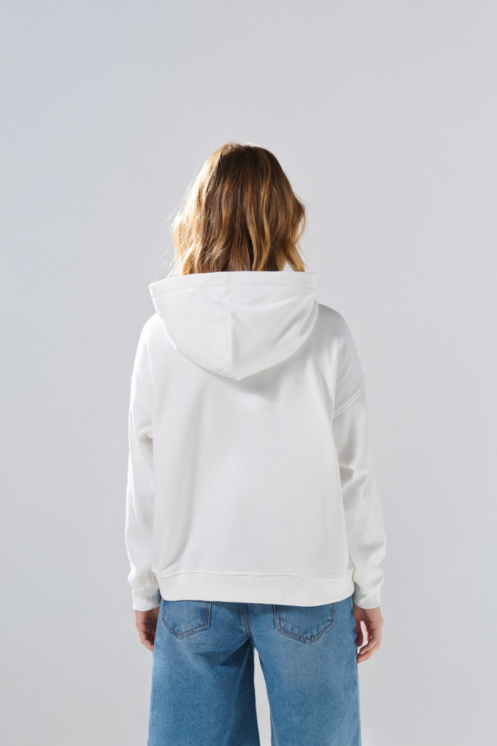 Buzo oversize crema claro con capota y diseño celestial
