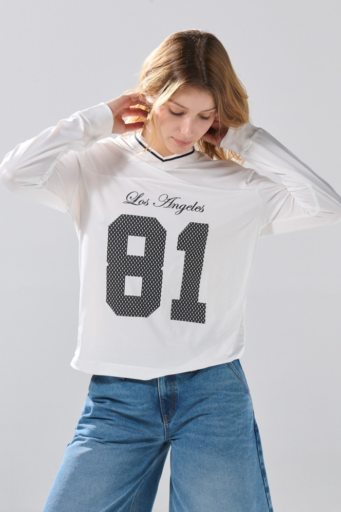 Camiseta crema college con cuello V y manga larga
