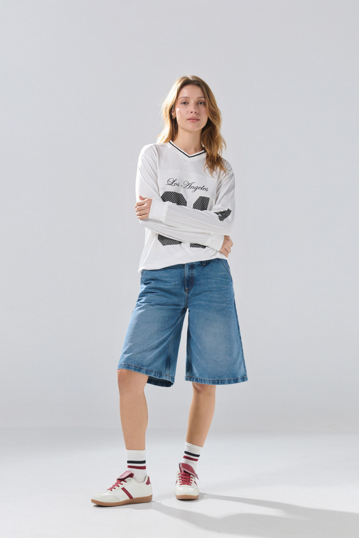 Camiseta crema college con cuello V y manga larga
