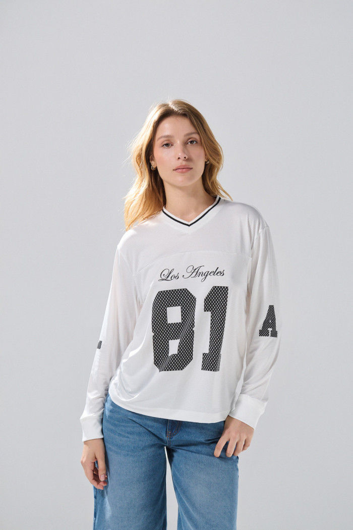 Camiseta crema college con cuello V y manga larga
