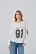 Camiseta crema college con cuello V y manga larga
