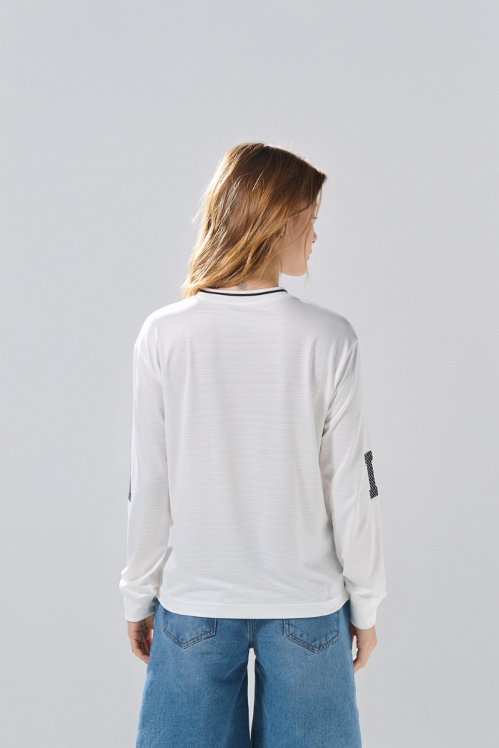 Camiseta crema college con cuello V y manga larga
