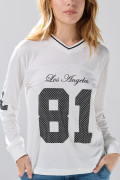 Camiseta crema college con cuello V y manga larga
