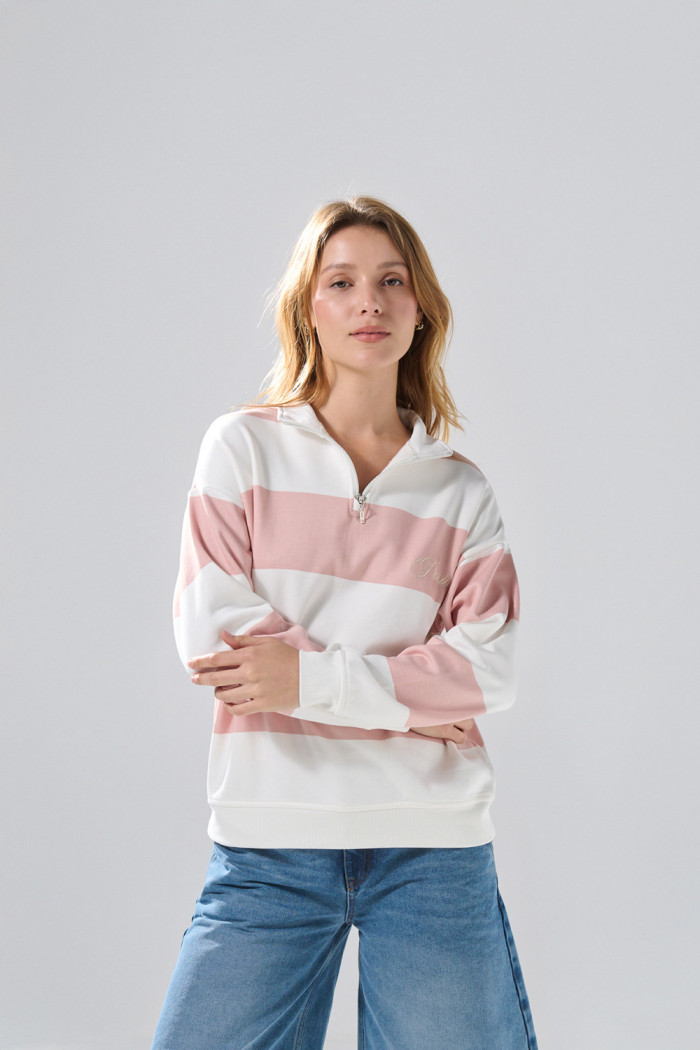 Buzo crema cuello sport a rayas oversize con diseño college
