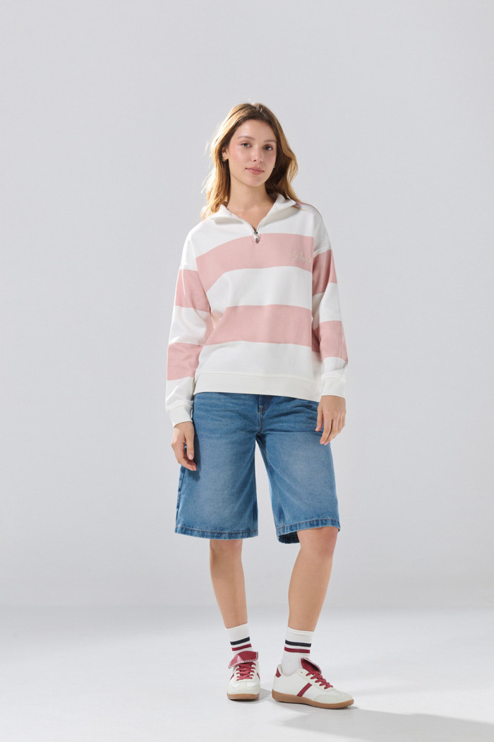 Buzo crema cuello sport a rayas oversize con diseño college
