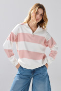 Buzo crema cuello sport a rayas oversize con diseño college
