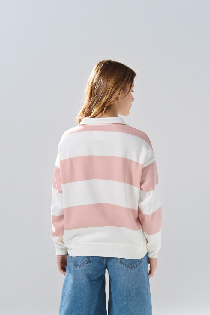 Buzo crema cuello sport a rayas oversize con diseño college
