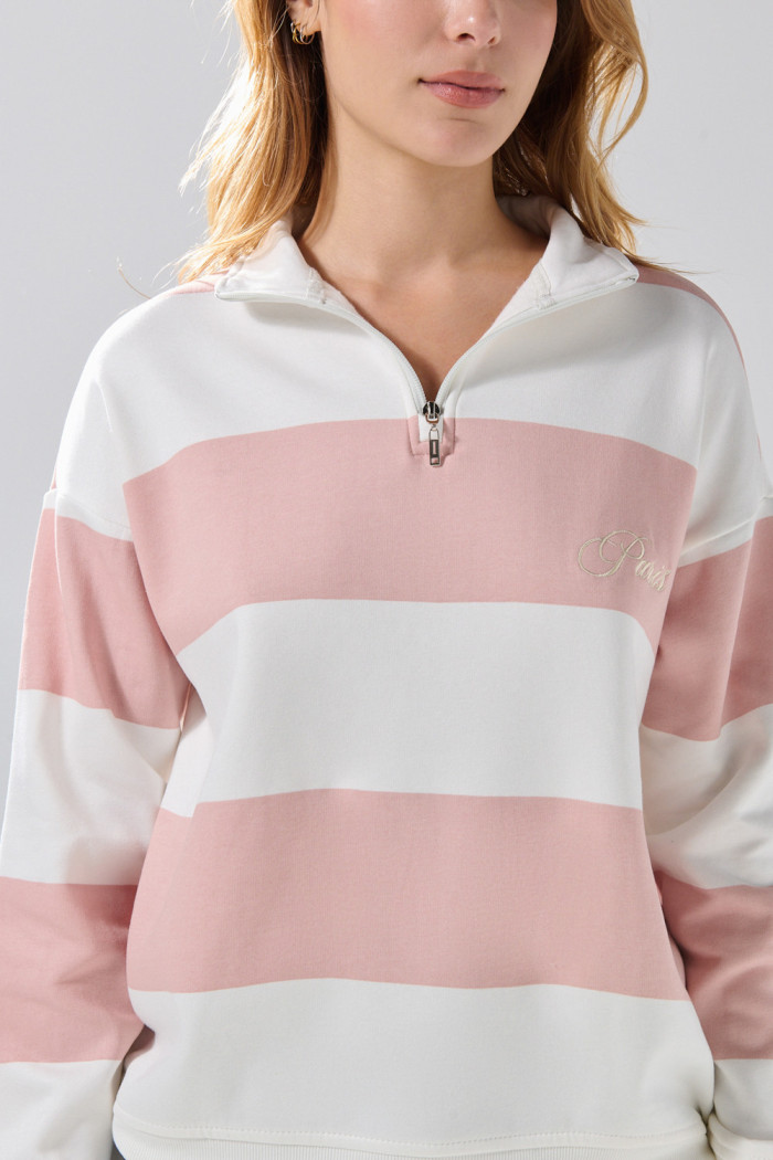 Buzo crema cuello sport a rayas oversize con diseño college
