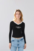 Camiseta manga larga negra con arte college y cuello V
