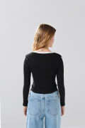 Camiseta manga larga negra con arte college y cuello V
