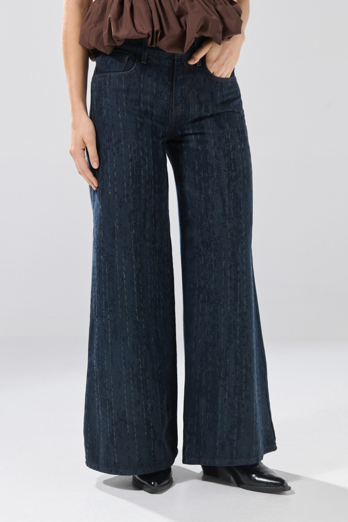 Jean súper open leg azul intenso con diseños y bota ancha
