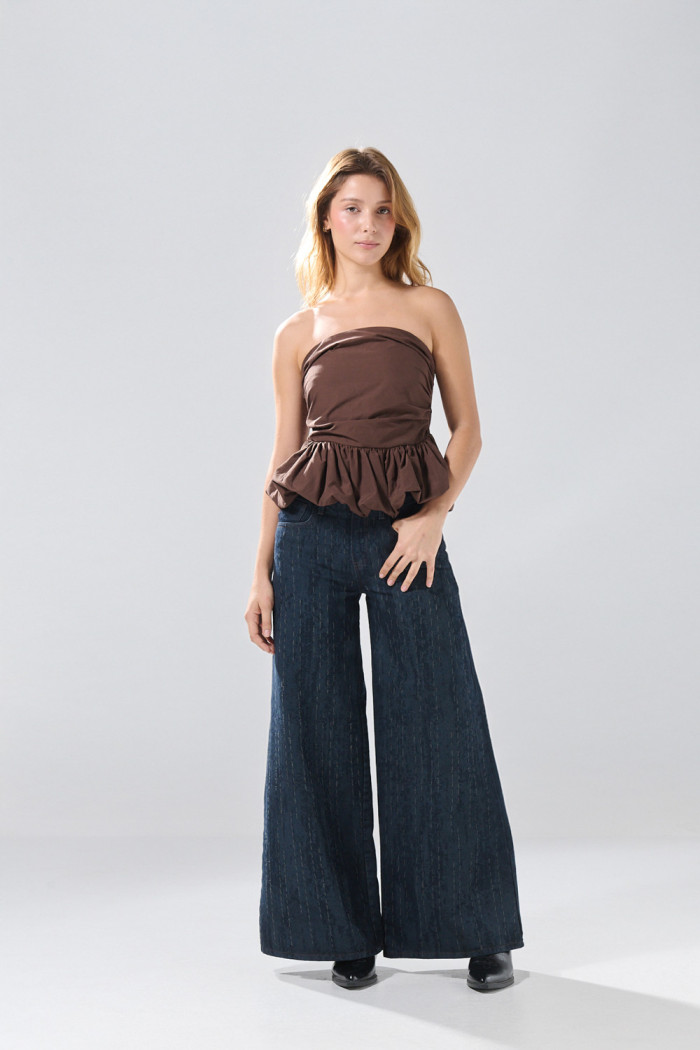 Jean súper open leg azul intenso con diseños y bota ancha
