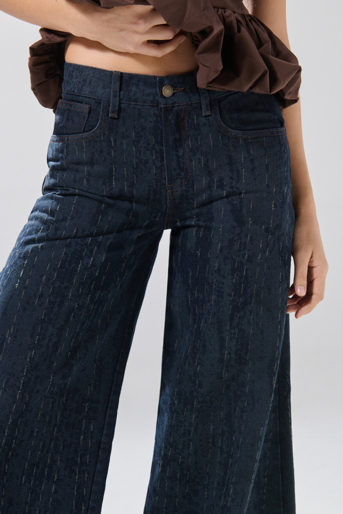 Jean súper open leg azul intenso con diseños y bota ancha
