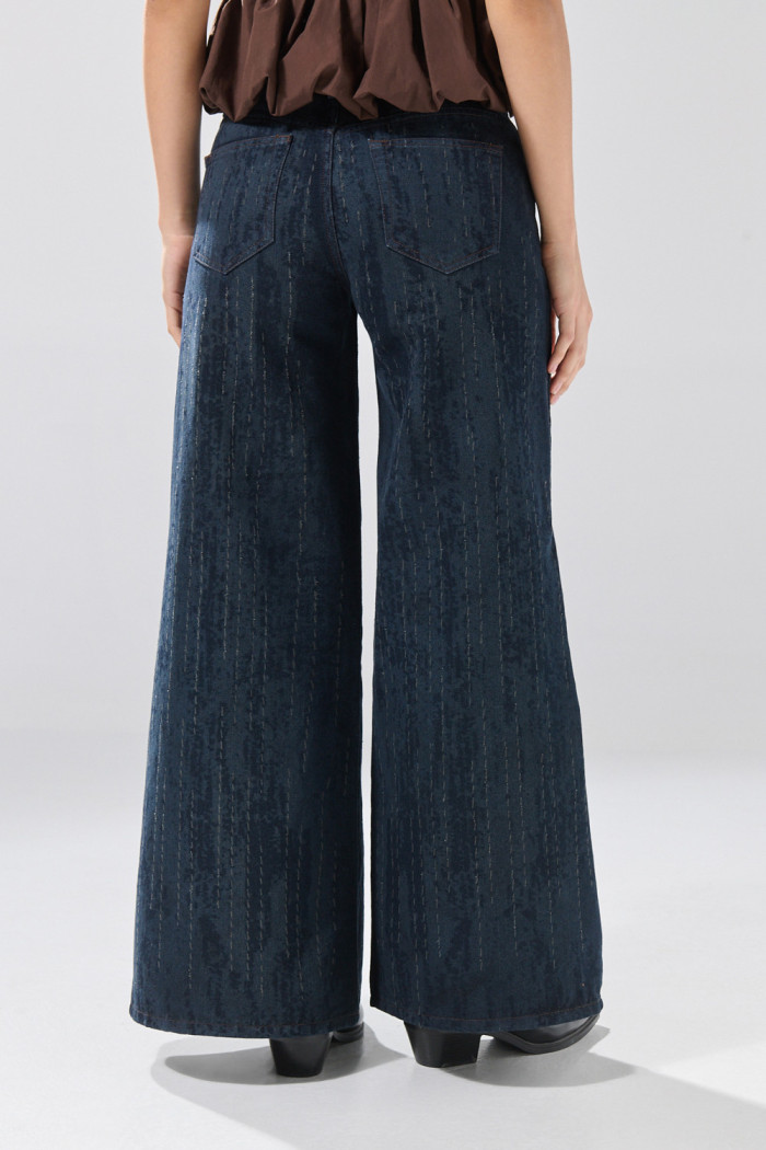 Jean súper open leg azul intenso con diseños y bota ancha
