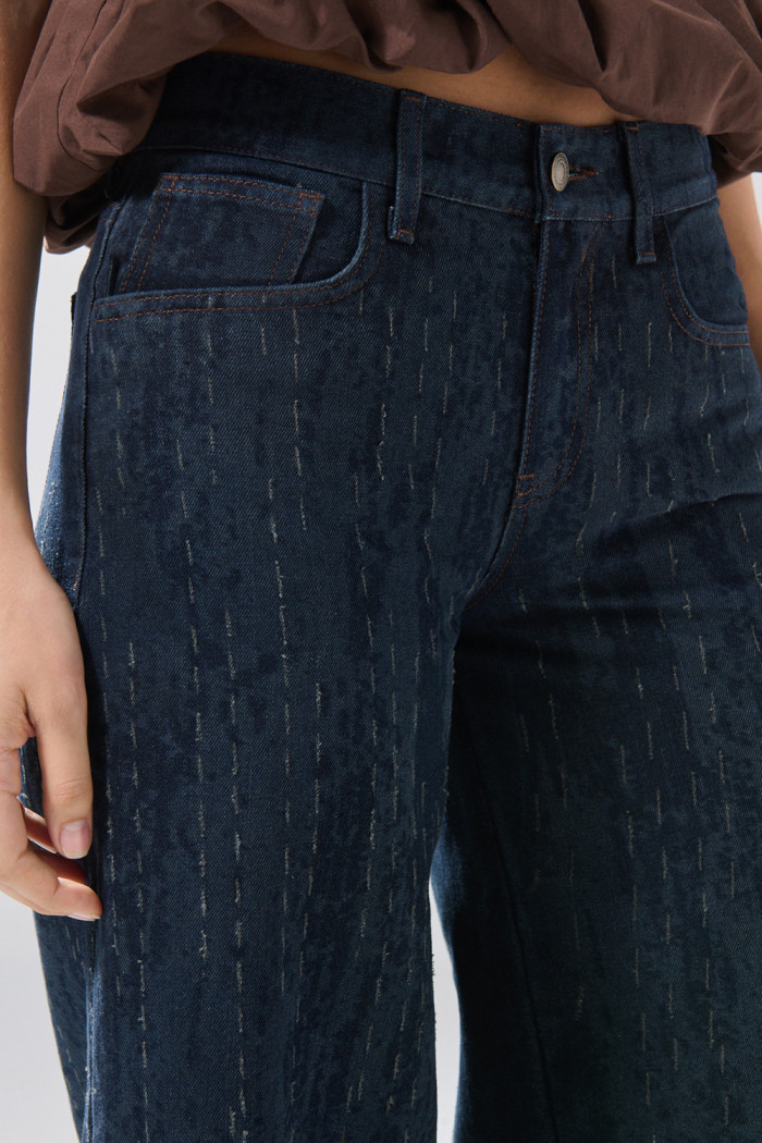 Jean súper open leg azul intenso con diseños y bota ancha
