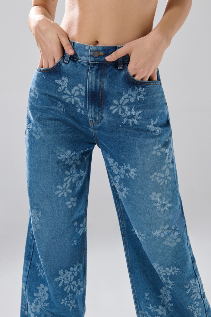 Jean azul medio loose con bota recta y diseños de flores
