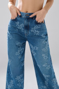 Jean azul medio loose con bota recta y diseños de flores
