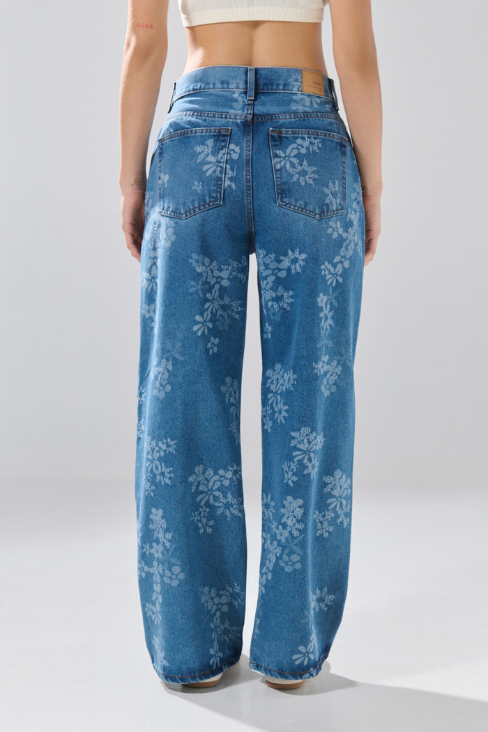 Jean azul medio loose con bota recta y diseños de flores

