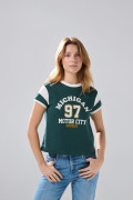 Camiseta manga corta college verde con contrastes
