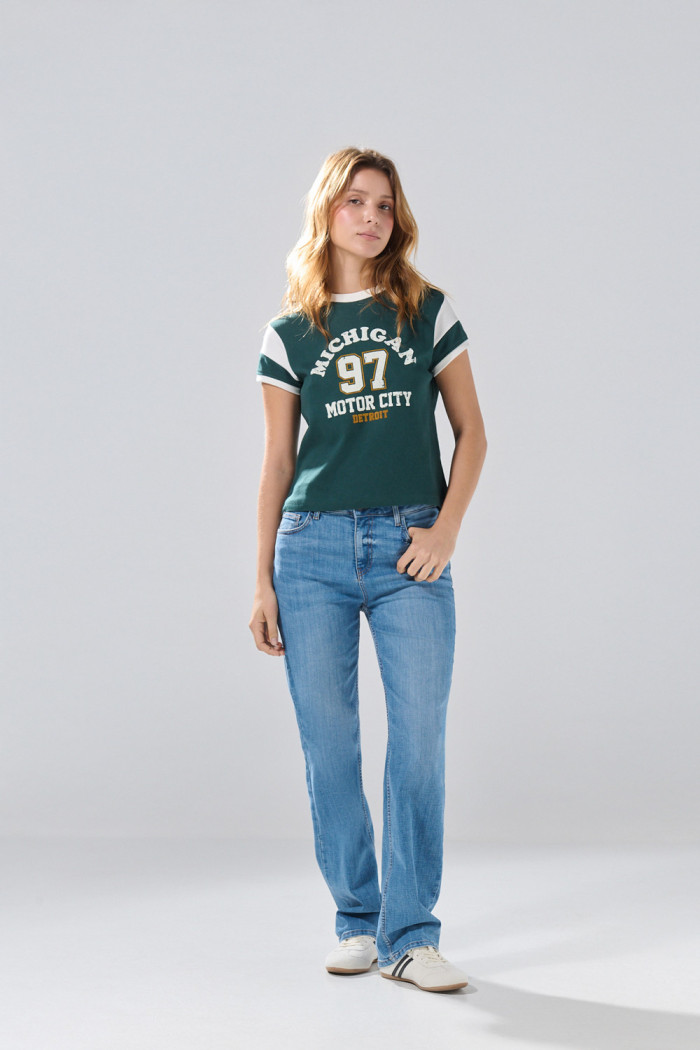 Camiseta manga corta college verde con contrastes
