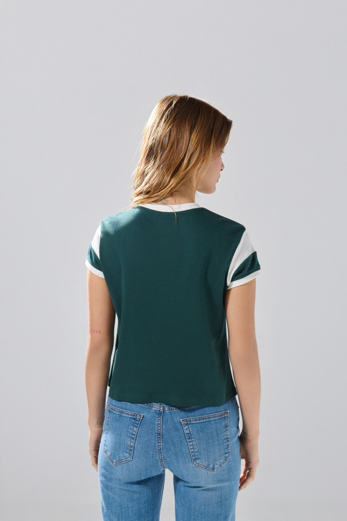 Camiseta manga corta college verde con contrastes
