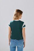 Camiseta manga corta college verde con contrastes
