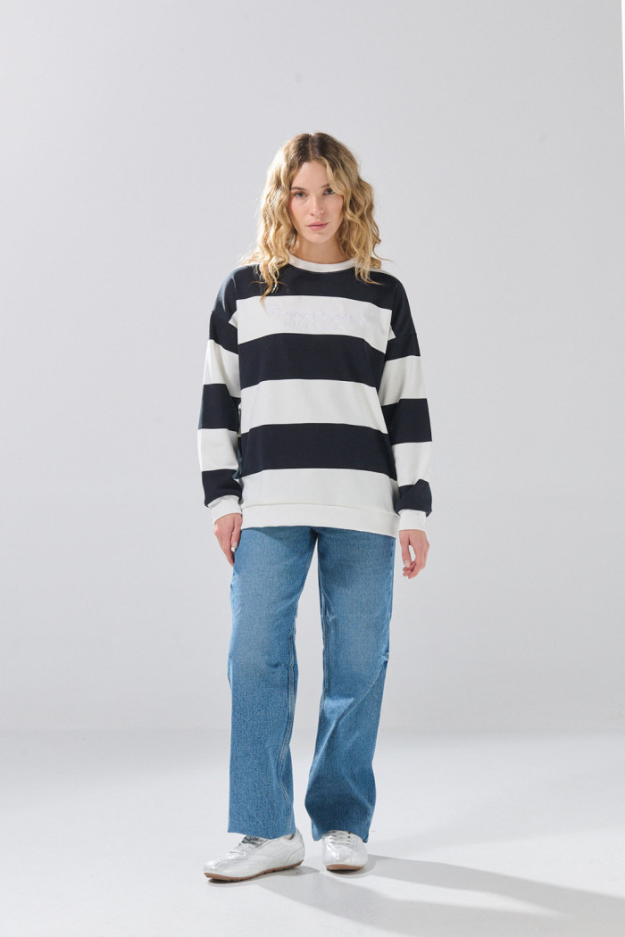 Buzo crema oversize cuello redondo con rayas y arte college
