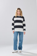 Buzo crema oversize cuello redondo con rayas y arte college

