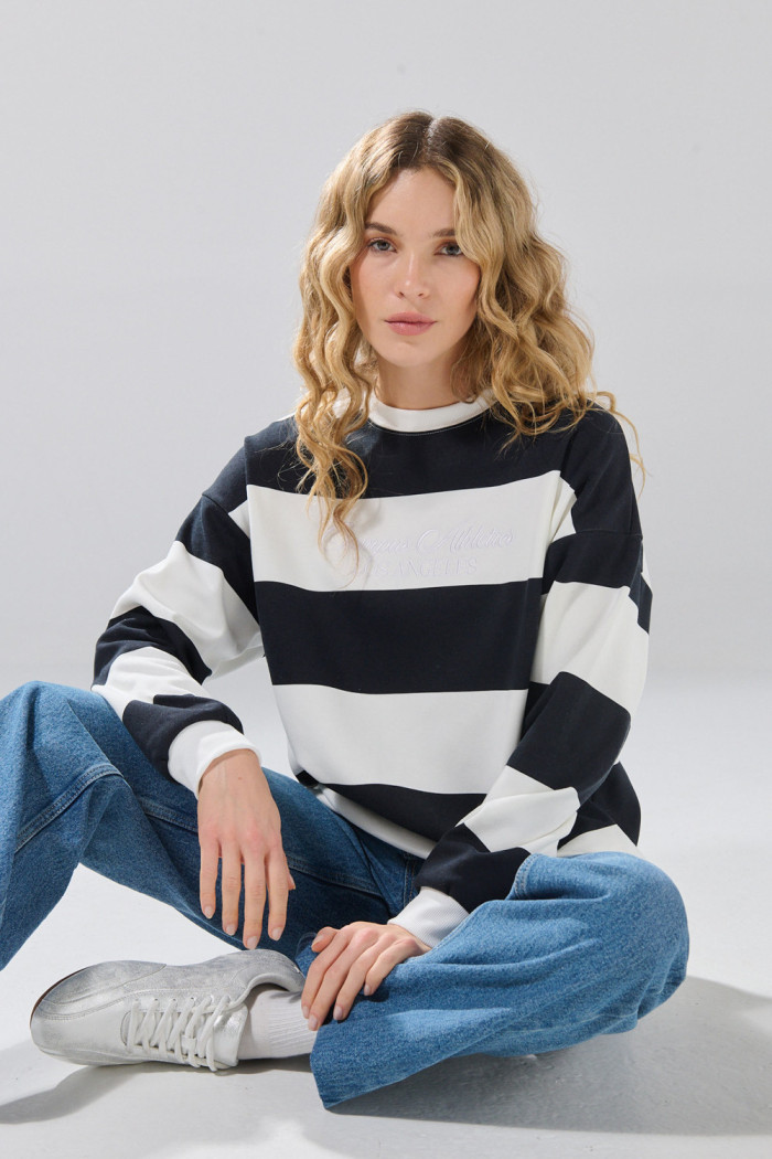 Buzo crema oversize cuello redondo con rayas y arte college
