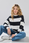 Buzo crema oversize cuello redondo con rayas y arte college

