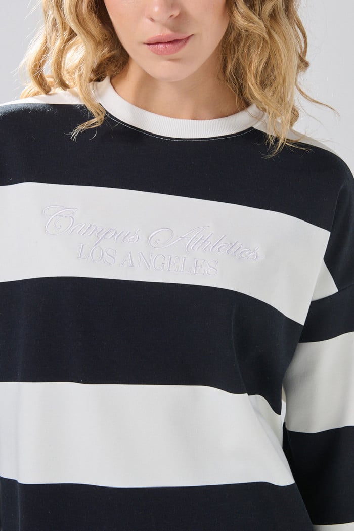 Buzo crema oversize cuello redondo con rayas y arte college
