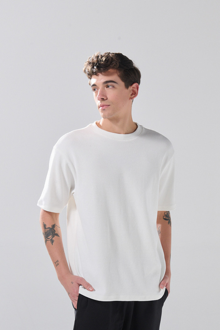 Camiseta unicolor oversize manga corta con corte posterior
