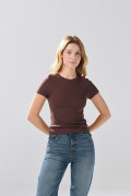 Camiseta infaltables unicolor acanalada con manga corta
