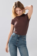 Camiseta infaltables unicolor acanalada con manga corta
