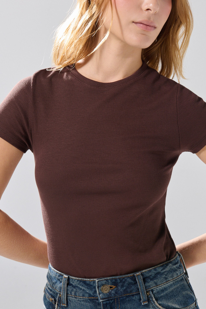 Camiseta infaltables unicolor acanalada con manga corta
