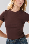 Camiseta infaltables unicolor acanalada con manga corta
